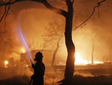 Νέα σοκαριστική μαρτυρία από την κόλαση στο Μάτι: «Τα κουκουνάρια έπεφταν πάνω μας σαν πυροτεχνήματα» (βίντεο)